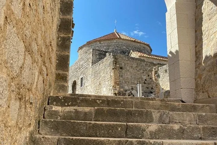 Escaleras de piedra que conducen a una iglesia histórica dentro de la Fortaleza de Klis.