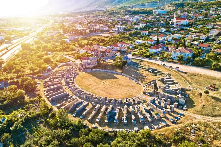 Vista aérea de las ruinas del antiguo anfiteatro romano cerca de Salona.